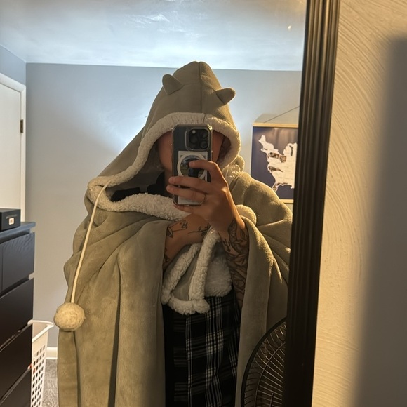 Cat Hood Sherpa Blanket - Picture 3 of 3